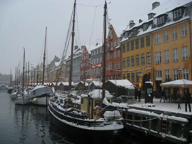 christmas-market-in-nyhavn-harbour